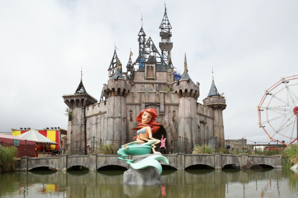 Alles etwas verschroben: Banksys Neuinterpretation von Meerjungfrau Arielle und dem Disneyschloss