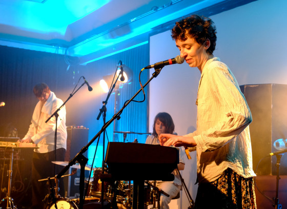 Schnipo Schranke machen sich nichts aus der Hitze in der überfüllten Kantine am Berghain.