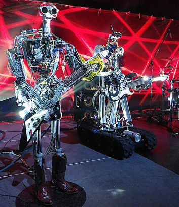 Für das erste Album erhalten die Roboter prominente Unterstützung