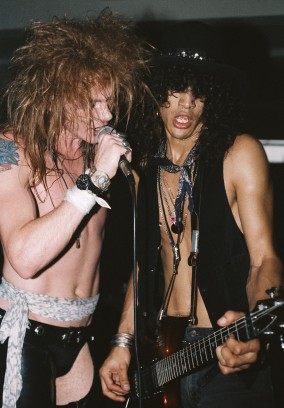 Axl Rose and Slash auf der Bühne mit Guns n' Roses