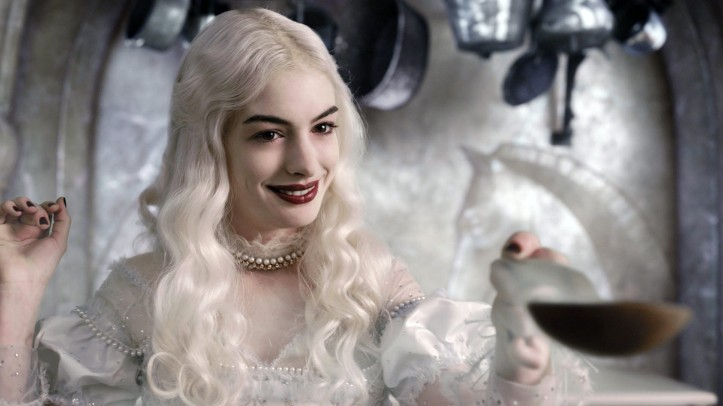 Anne Hathaway als die weiße Königin