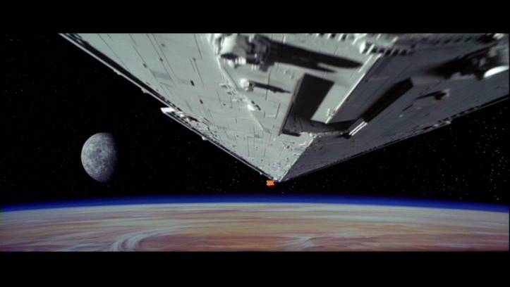 Ein imperialer Sternenzerstörer verfolgt das Raumschiff von Prinzessin Leia, das sich auf einer diplomatischen Mission befindet.