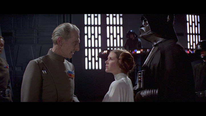 Darth Vader und Tarkin erpressen Leia damit, ihren Heimatplaneten Alderaan zu zerstören, wenn sie nicht den Standort der Rebellenbasis verrät. Leia gibt nach, doch Alderaan wird trotzdem vom Todesstern zerstört.