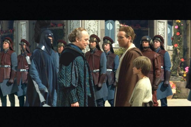 Palpatine am Ende von „Episode I - Die dunkle Bedrohung“ mit einem jungen Obi-Wan Kenobi und einem noch jüngeren Anakin Skywalker.