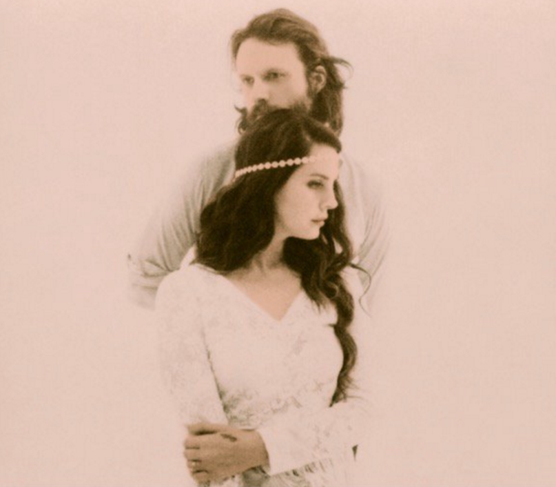 Lana Del Rey wird von ihrem Idol Father John Misty im Arm gehalten.