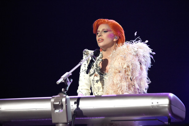 Lady Gaga ehrte David Bowie mit einem Medley des Künstlers.
