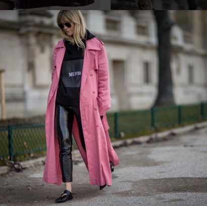 Jeanette Madsen vom dänischen Costume Magazine kombiniert einen schwarzen Hoodie mit einem pinkfarbenen Mantel. 