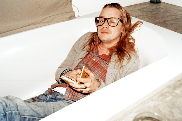 Macaulay Culkin in seiner Pariser Badewanne - und bald im neuen Musikexpress.