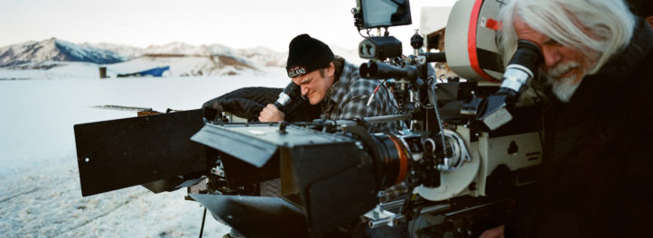 Quentin Tarantino wirft am Set von „The Hateful Eight“ einen Blick durch die Kamera.