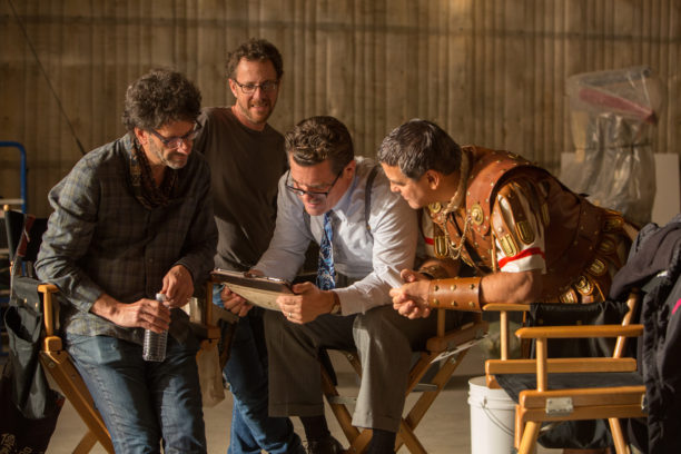 Die Coen Brüder Ethan und Joel zusammen mit Josh Brolin und George Clooney am Set von „Hail, Caesar!“.