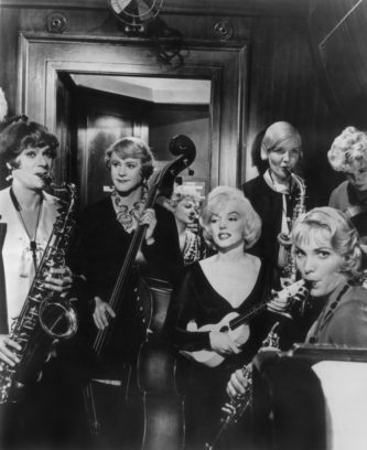 1959, „Manche mögen’s heiss“: Marilyn als Ukulelespielerin Sugar Kane in Billy Wilders witzigster Komödie – Tony Curtis fand überraschend, das Liebesspiel mit ihr sei „wie Hitler küssen“.