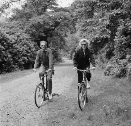 Mit ihrem damaligen Ehemann Arthur Miller bei einer Radtour, 1956