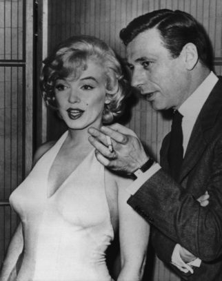 Bei einer Pressekonferenz 1960 während der Dreharbeiten zu der Komödie „Machen wir's mit Liebe“ mit dem Hauptdarsteller Yves Montand, mit dem sie zu der Zeit eine Liaison hatte.