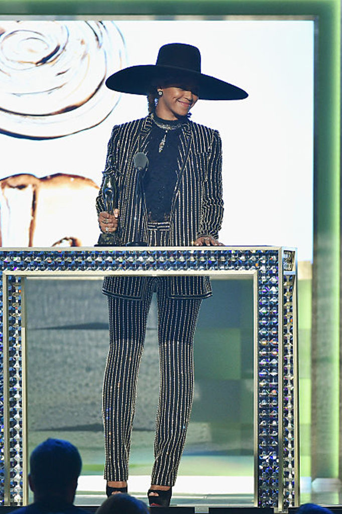 Beyoncé kombinierte einen breiten Hut und einen glitzernden Anzug.
