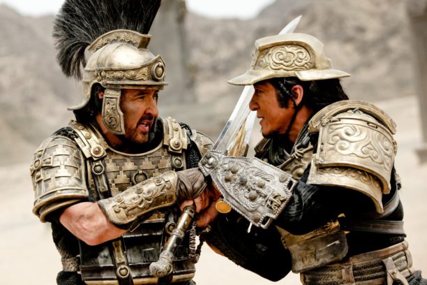 Kampfgefährten: Länderübergreifende Produktionen wie „Dragon Blade“ locken immer mehr US-Schauspieler wie John Cusack (hier im Clinch mit Jackie Chan) ins Reich der Mitte.