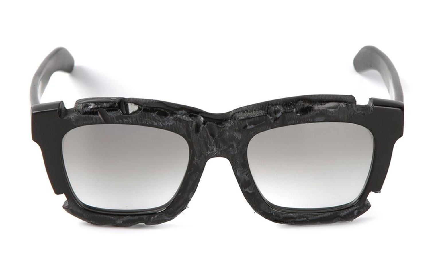 Schwarze Sonnenbrille mit Cut-Outs vom Berliner Brillen-Label Kuboraum, über Farfetch.com, ca. 490 Euro