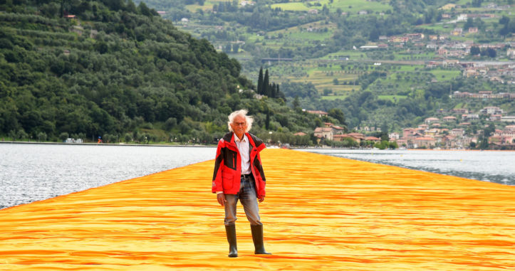 Der 81-jährige Künstler Christo Claude steht stolz auf den schwimmenden Wegen