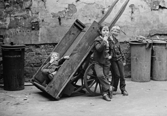 Das Willy‐Brandt‐Haus präsentiert Aufnahmen Rainer Königs von Häusern und Ruinen.