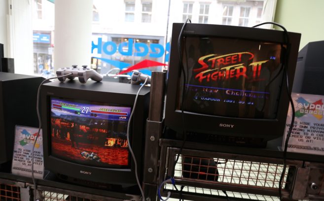 Wo 90er draufsteht darf natürlich eines nicht fehlen: Konsolen und vor allem „Street Fighter 2“!