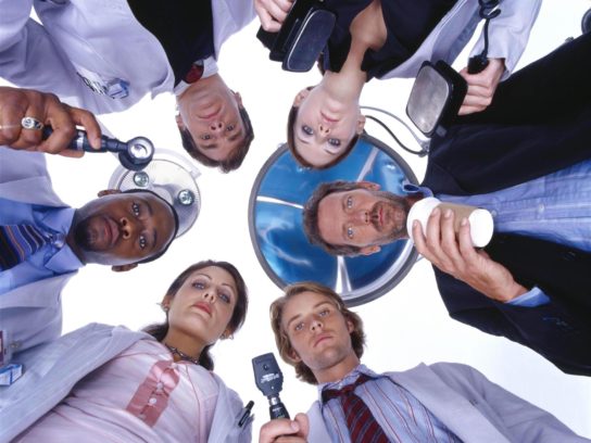 Der zynische Misanthrop Gergory „Greg“ House mach gerne soziale Experimente mit seinen Mitmenschen.