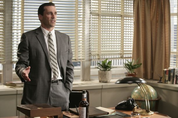 Zigaretten und Whisky: Don Draper (Jon Hamm) kostet die 60er voll aus.