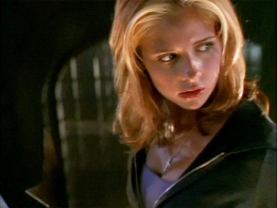 Buffy ist bewaffnet: Mit einem Holzpflock geht es den Vampiren an den Kragen.