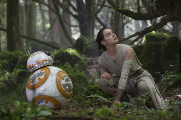 Ein erstes Setfoto zeigt Rey (Daisy Ridley) und den allseits beliebten Droiden-Begleiter BB-8.