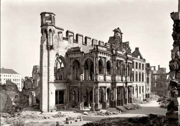Vorbau des Kölner Rathauses, 1949.
