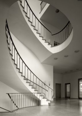 Treppenhaus im Haus der Rheinischen Braunkohle, Brühl, 1953.