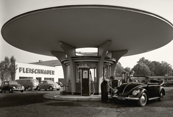 Tankstelle am Autohaus Fleischhauer, Köln, 1953.