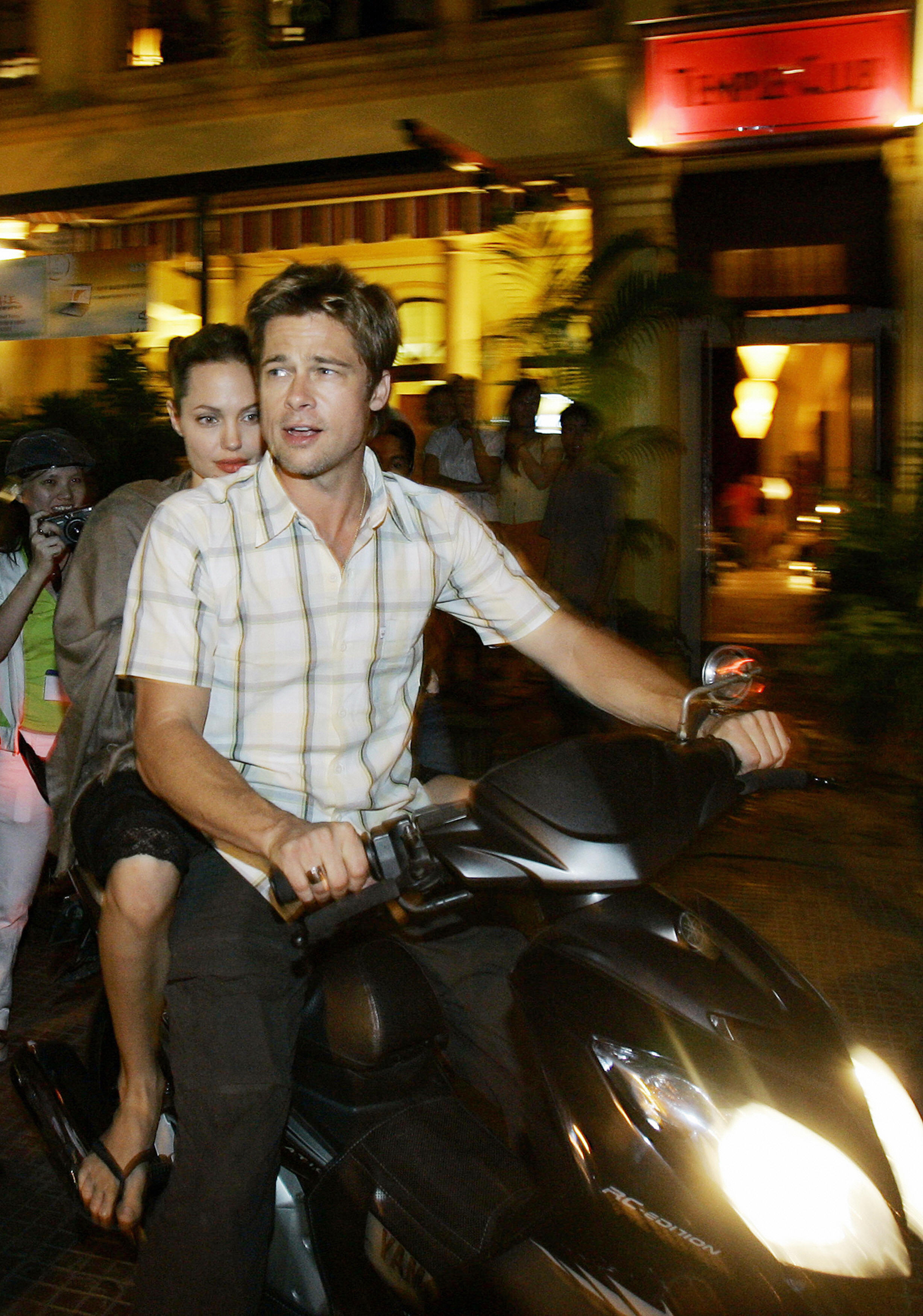 Ho Chi Minh City, VIET NAM: Hollywood stars Brad Pitt and his partner Angelina Jolie leave the Temple Club restaurant where they had dinner in downtown Ho Chi Minh city, late 23 November 2006. The two stars make a discret stay in Vietnamese Southern economic hub after a surprise visit to Cambodia where Jolie pledged to set up a new conservation project. Jolie and Pitt flew to Southeast Asian countries during filming for "A Mighty Heart" in Mumbai. AFP PHOTO (Photo credit should read STR/AFP/Getty Images)