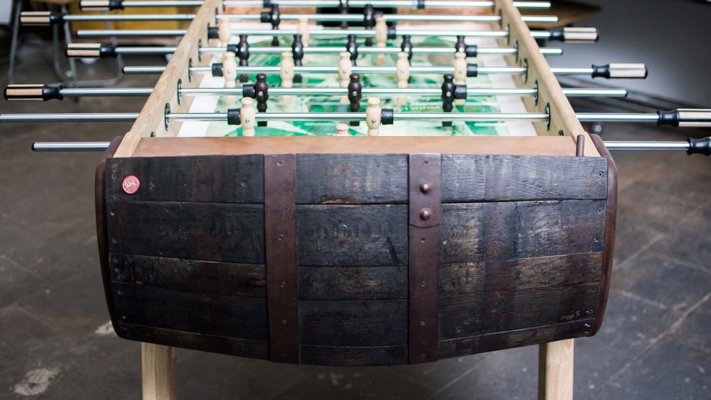 Das Jameson-Fass, aus dem der Kicker besteht, ist gut zu sehen und ein markantes Detail.