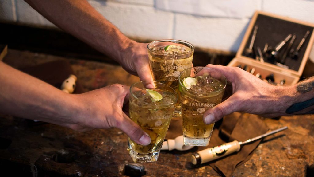 Nach getaner Arbeit gemeinsam mit Freunden anstoßen.