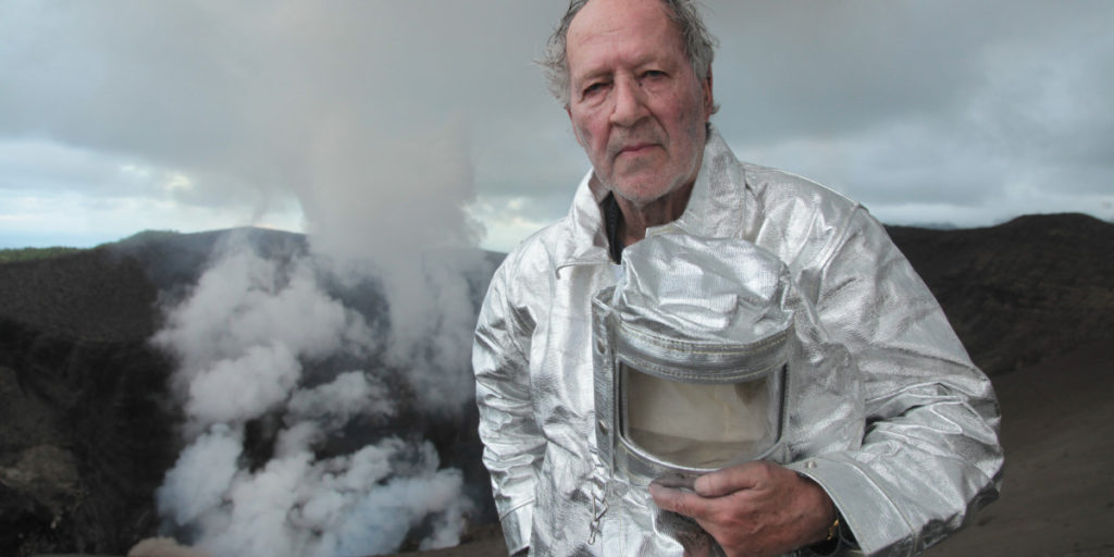 Werner Herzog beim Dreh zu „Into the Inferno“. 