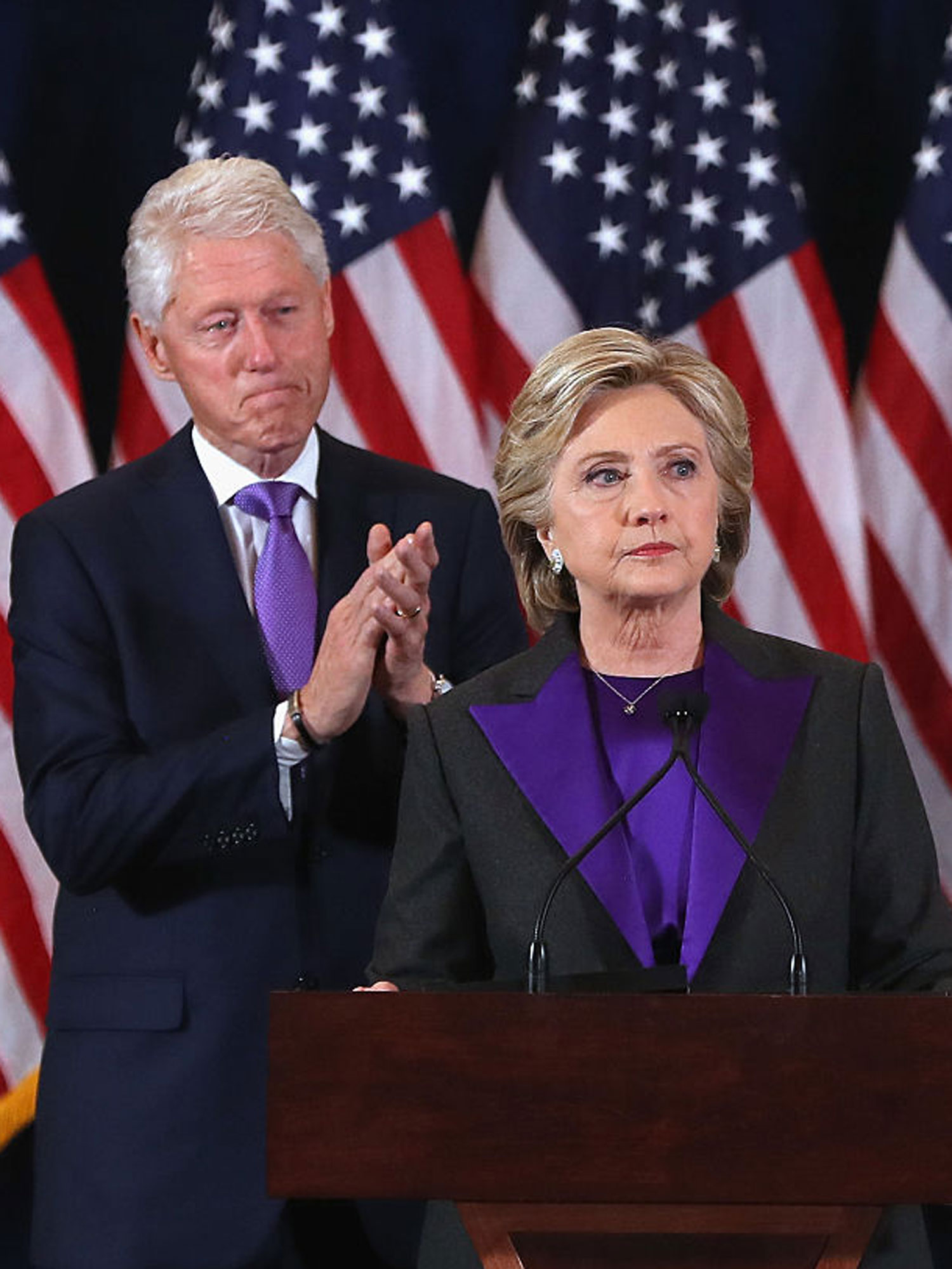 hillary-clinton-lila-outfit-rede-bill-clinton