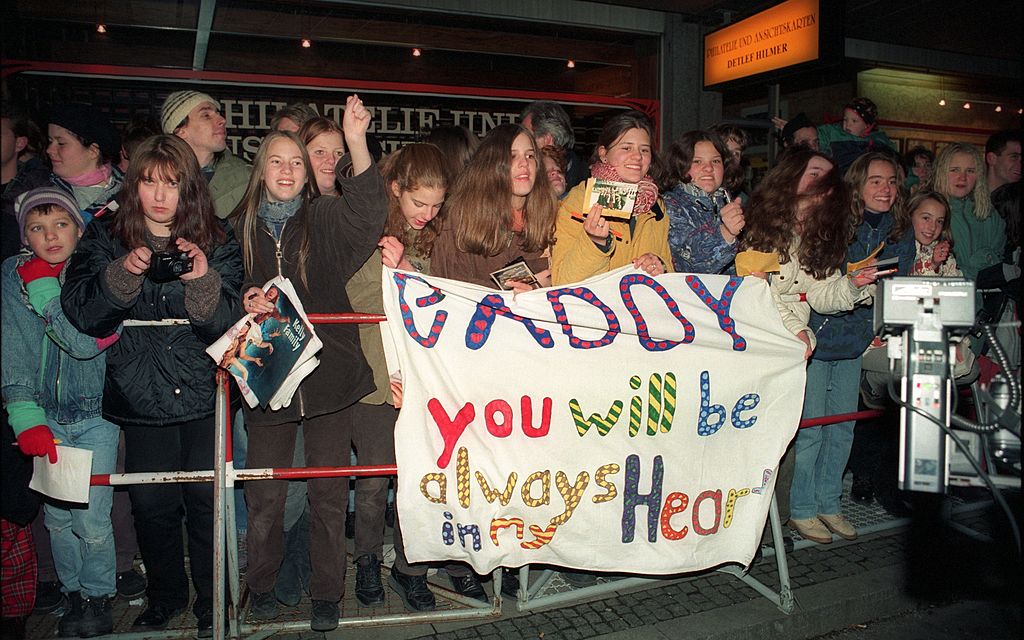 Fans begrüßen Paddy von 'Kelly Family' mit Transparent, vor Verleihung 'Bambi', Gala im Hauptbahnhof, München, Bayern, Deutschland, Europa, Fan, Reise