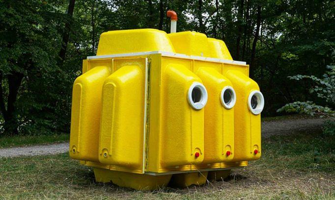 Umlackierte alte Badewannen wurden hier zu einem kleinen Haus.