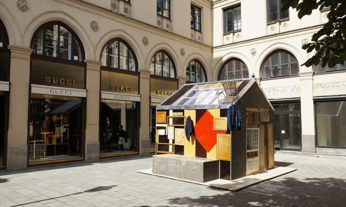 Diese Behausung steht in direktem Kontrast zu einem Ort, der für Luxus steht.