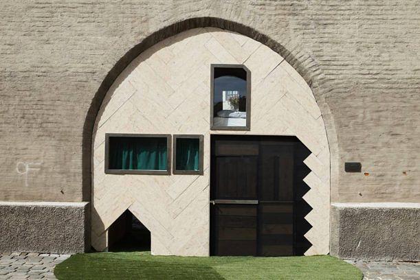 Die Mini-Häuser sind nicht nur freistehend, sondern auch in Nischen eingebaut worden.