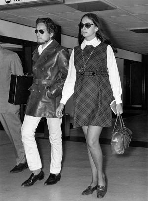 2nd September 1969: American electric folk hero Bob Dylan (born Robert Zimmerman 1941 - ) arriving at an airport with his wife Sara. (Photo by Evening Standard/Getty Images)