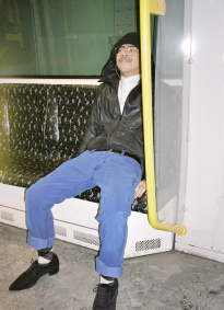 Bao - 32 - Musiker bei der Band Pirjo: U-Bahn. Er trägt Hemd von Fred Perry, Jacke von Y-3, Jeans von Wrangler.