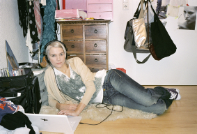 Swantje - 28 - Friseurin und Chefin des Salon Schneider: Schlaf- und Wohnzimmer. Sie trägt T-Shirt von Urban Outfitters und Cardigan von By Malene Birger.