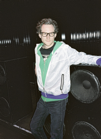 Jack Tennis - 36 - DJ und Produzent: Cookies Club. Er trägt Hoody von Adidas slvr, Jacke von Nike und T-Shirt von Jack's Own (Levi's).