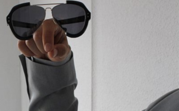 Thomas - still-life trägt - Brille von Martin Margiela, Jacket von H&M, Hemd von American Apparel.