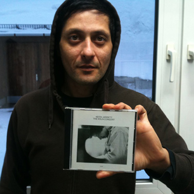 Aydo Abay mit einem Album von Keith Jarrett