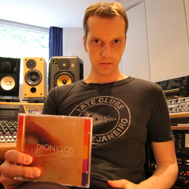 Ron Flieger mit einem Album von Dionysos
