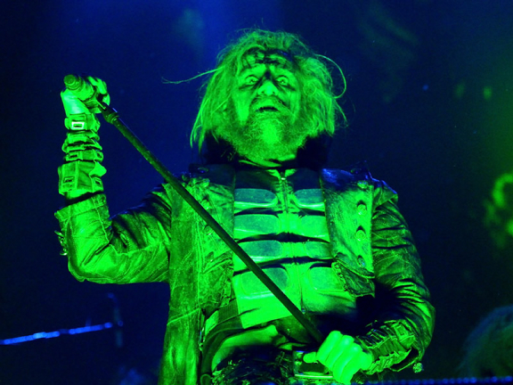 Der Herr in diesem Bild ist Rob Zombie, der als letzter Act auf dem Gelände kurz nach dem Weltuntergang spielte.