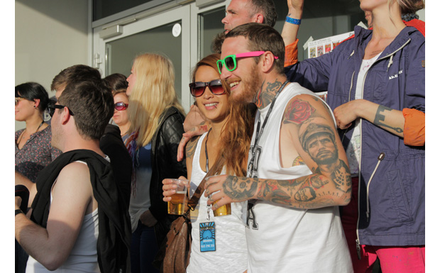 Publikum auf der ungeliebten Tribüne.