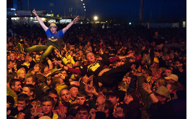 Crowdsurfing bei den Toten Hosen.