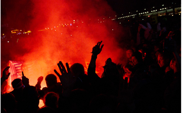 Das Deichkind-Publikum hatte "Bengalos" auf das Festivalgelände geschmuggelt.